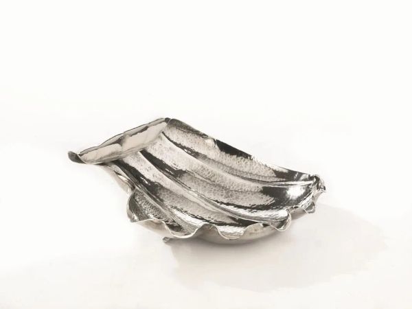 Svuotatasche, Buccellati, in argento sterling modellato a conchiglia, cm 19x17,5, g 380 ed un vassoietto, Buccellati, in argento sterling di forma ovale sagomata, cm 36x27, g 780 (2)