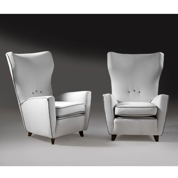 



A COUPLE OF ARMCHAIRS, WOODEN STRUCTURE, WHITE AND GRAY UPHOLSTERY 