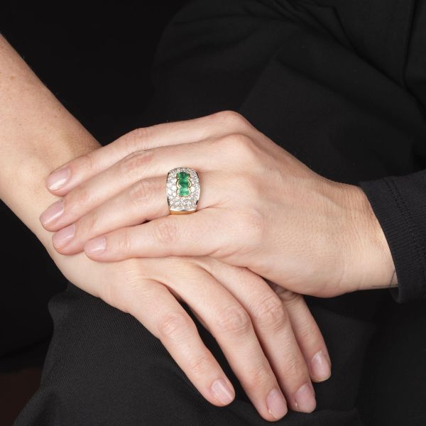 ANELLO A FASCIA CON SMERALDI E DIAMANTI
