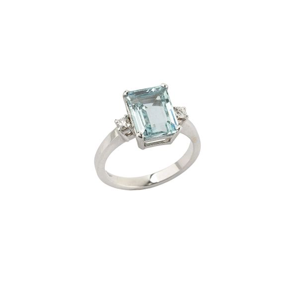 ACQUAMARINE AND DIAMOND RING IN 18KT WHITE GOLD