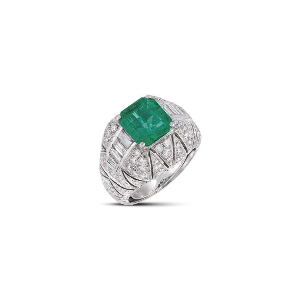 COLOMBIAN EMERALD AND DIAMOND RING IN 18KT WHITE GOLD