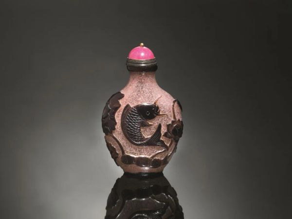 Snuff-bottle, Cina dinastia Qing (1644- 1911),  in vetro incamiciato color