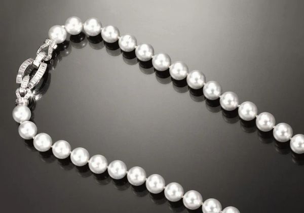  Lunga collana in perle, oro bianco e diamanti                               