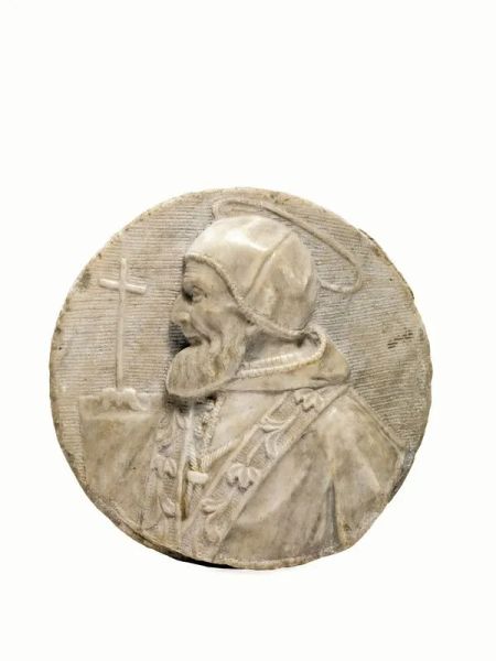 Placca, sec. XVI, in marmo di forma circolare raffigurante Pio V, diam. cm 18, lievi danni