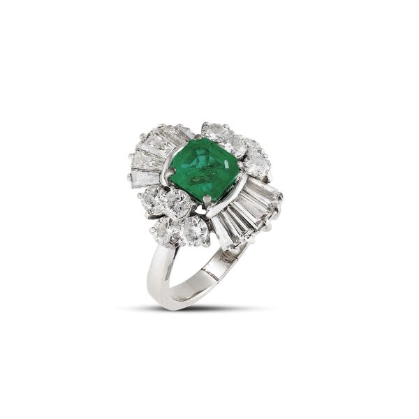 



EMERALD AND DIAMOND FLORAL RING IN 18KT WHITE GOLD