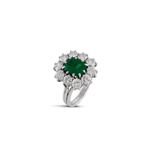 



EMERALD AND DIAMOND FLOWER RING IN 18KT WHITE GOLD