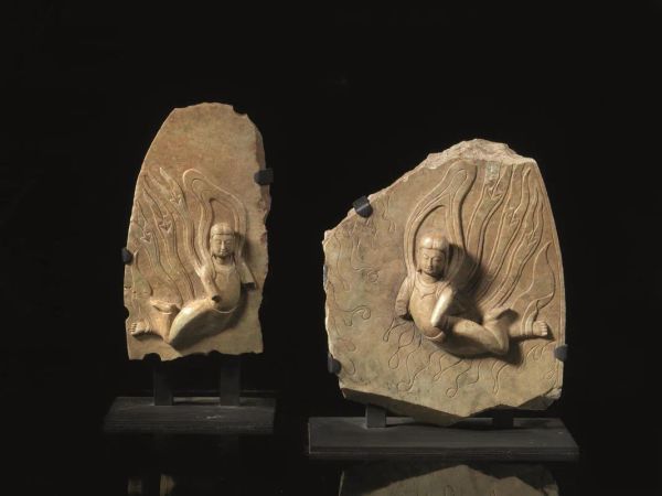  Coppia di frammenti di bassorilievo, Cina sec. XIX-XX,  in pietra raffiguranti divinitÃ  in volo, alt. cm 33 circa ciascuno (2)