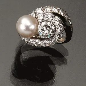  Anello in oro bianco con perla e diamanti                                  