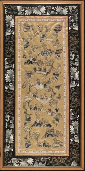  Due pannelli Cina fine dinastia Qing , in tessuto ricamato, cm 63,5x30; cm 54x15,5 (2)