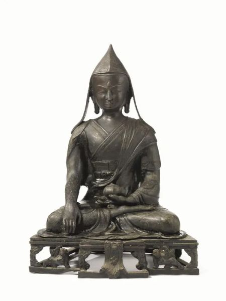  Scultura, di area tibetana sec. XVIII-XIX,  in bronzo raffigurante Buddha   assiso in padmasana, su grande base a plinto , nella mano destra reggente la coppa della medicina, la mano sinistra appoggiata  alt. cm 40
