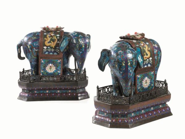  Coppia di elefanti, Cina sec. XIX-XX , in metallo cloisonnÃ¨, poggianti su una base a balaustro e sormontati da una sella riccamente decorata con motivi floreali alt. cm 30