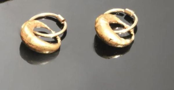  Coppia di orecchini in oro 