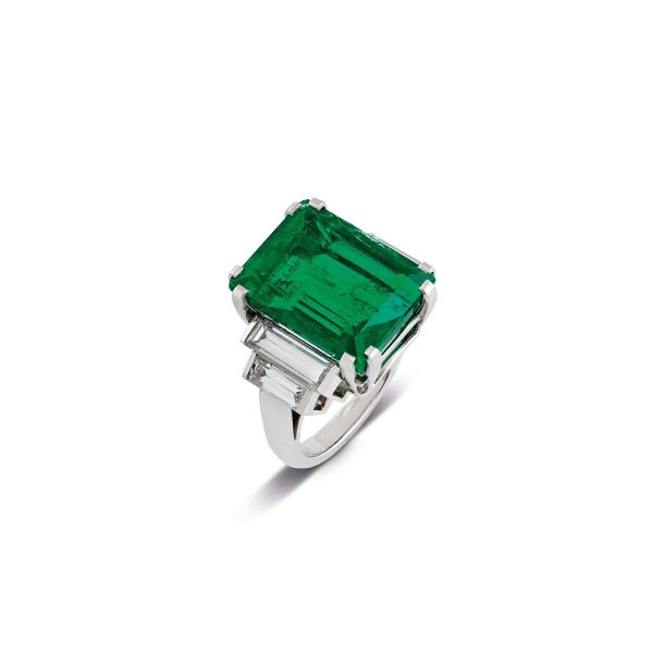 



BULGARI COLOMBIAN EMERALD AND DIAMOND RING IN PLATINUM