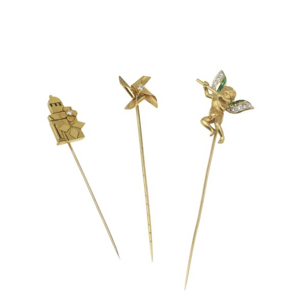 GROUP OF THREE PINS IN 18KT YELLOW GOLD