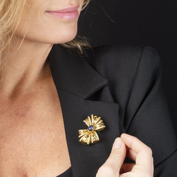 FARAONE SPILLA A FIOCCO CON ZAFFIRO E DIAMANTI