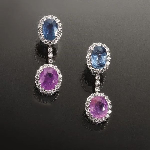  Paio di orecchini pendenti in oro bianco, diamanti, zaffiri blu e rosa, corredati di cerificati gemmologici GRS  