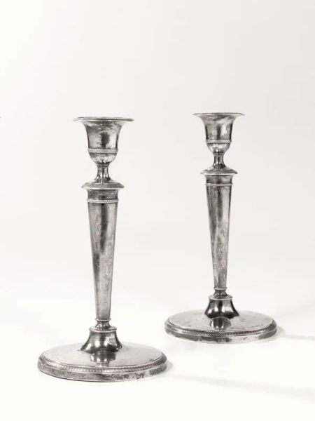  Coppia di candelieri, sec. XIX, in argento, fusto a colonna rastremata,     