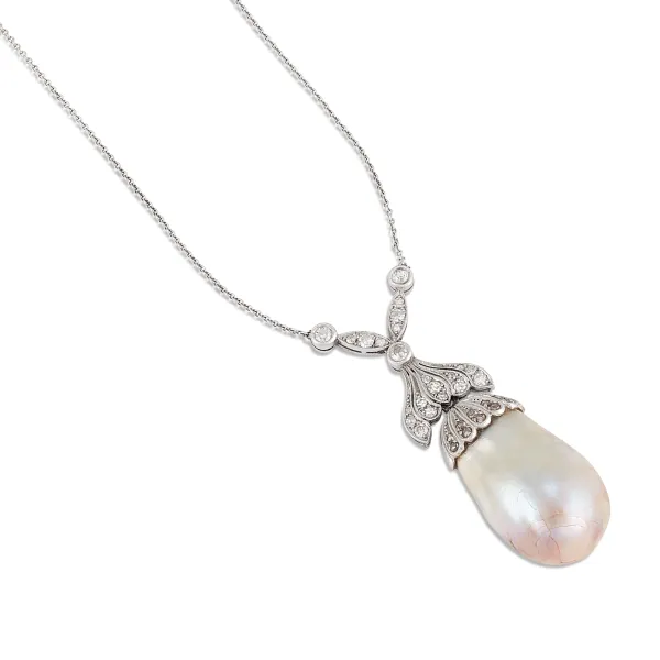 



BAROQUE NATURAL PEARL AND DIAMOND NECKLACE IN 18KT WHITE GOLD AND PLATINUM