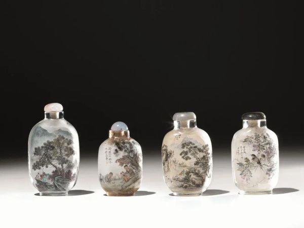  Quattro snuff bottles, Cina sec. XIX - XX , in vetro dipinto dall&rsquo;interno con motivi di paesaggio con volatili e personaggi, tutte firmate la piÃ¹ alta, cm 9 (4) 