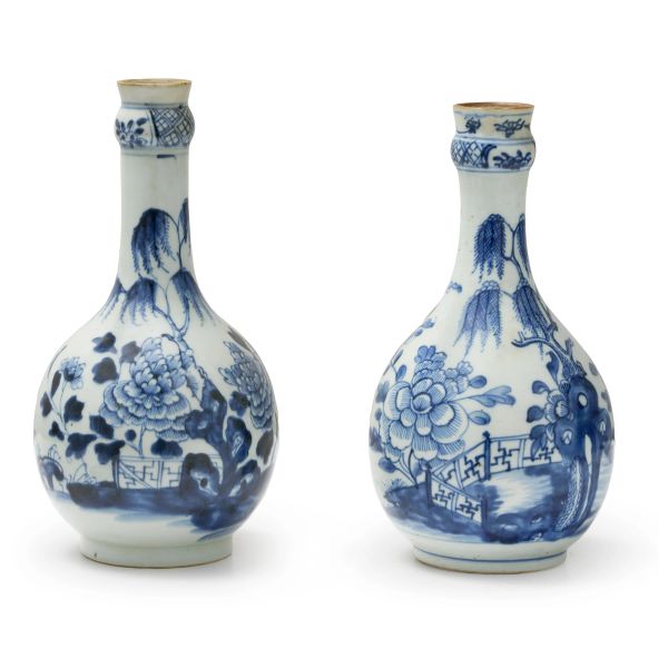 



A PAIR OF BLUE AND WHITE PORCELAIN MINIATURE BOTTLE VASES, CHINA, QING DYNASTY, 18TH CENTURY
