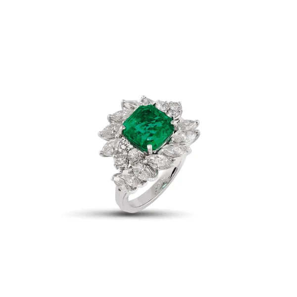



EMERALD AND DIAMOND RING IN 18KT WHITE GOLD
