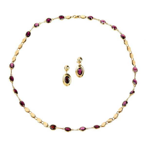 



GARNET DEMI PARURE IN 18KT YELLOW GOLD