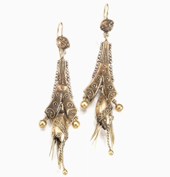 Paio di orecchini pendenti, sec. XIX, in oro a basso titolo