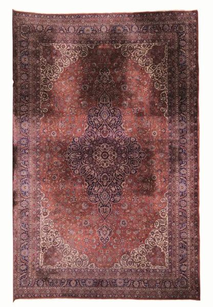  Grande tappeto Kirman,  fondo rosso con decoro floreale nei torni del blu, al centro grande medaglione, molteplici bordure, cantonali avorio, cm 360x544,  consunto 