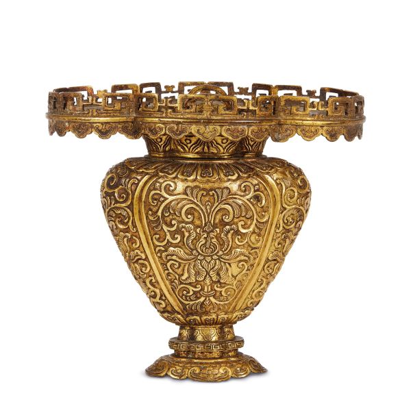 VASO IN BRONZO DORATO CON DECORO A RILIEVO, CINO-TIBET, DINASTIA QING, SEC. XVIII