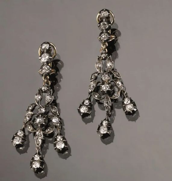  Paio di orecchini pendenti, sec. XIX in argento, oro giallo e diamanti di taglio vecchio 