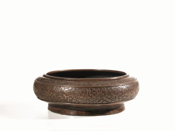 Incensiere Cina sec. XVIII-XIX, in bronzo cesellato a motivi vegetali, diam cm 29