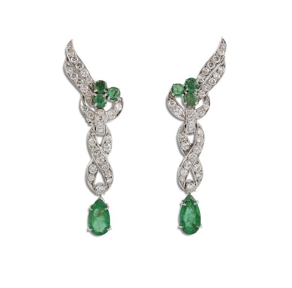 EMERALD AND DIAMOND DROP EARRINGS IN 18KT WHITE GOLD