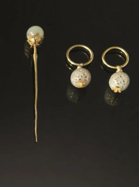 Uno spillone e una coppia di orecchini, Cina fine Dinastia Qing, in giada celadon e oro, gli orecchini con giade traforate, lo spillone finemente cesellato