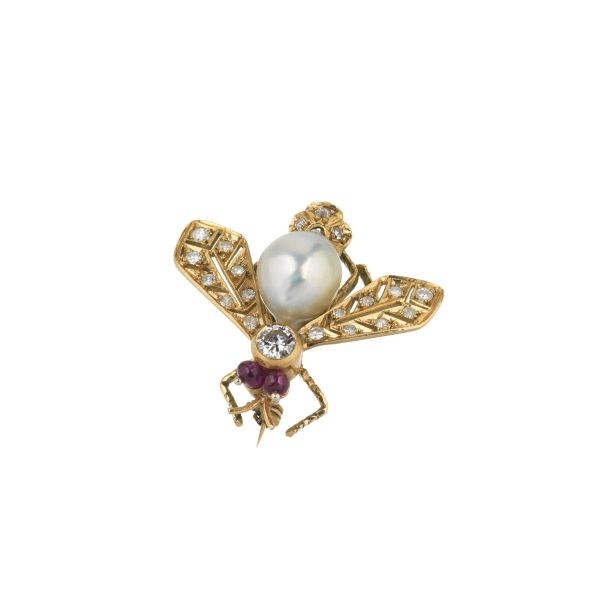 FLY-SHAPED PEARL RUBY AND DIAMOND BROOCH IN 18KT YELLOW GOLD