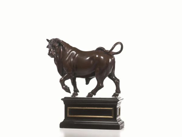  Scultura, sec. XVII, Bottega del Giambologna,  in bronzo modellata come un toro,  cm 19X26, su base in legno ebanizzato e profilato in metallo dorato, alt. complessiva cm 30