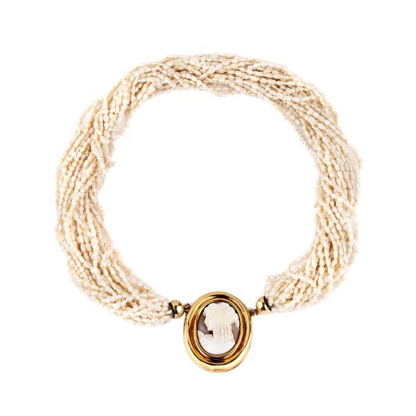 



PEARL TORCHON NECKLACE WITH A SHELL CAMEO IN 18KT YELLOW GOLD