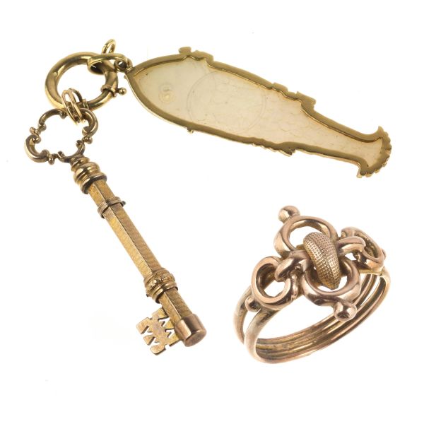 LOT COMPOSED OF A GOLD KEYCHAIN AND RING