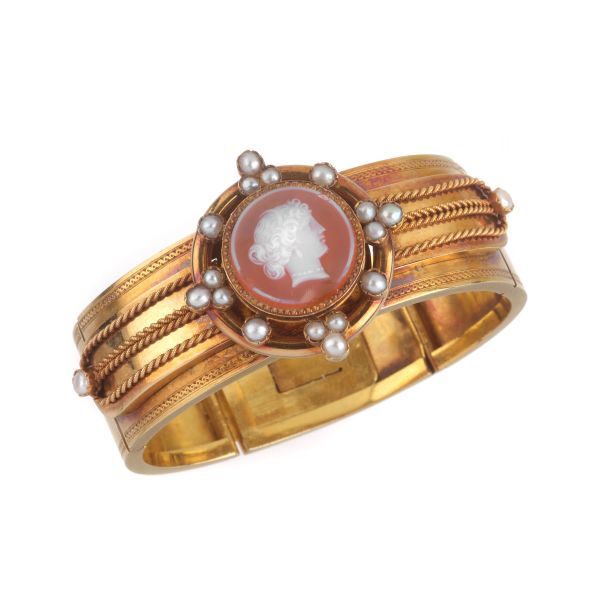 



CAMEO BANGLE BRACELET IN 14KT GOLD