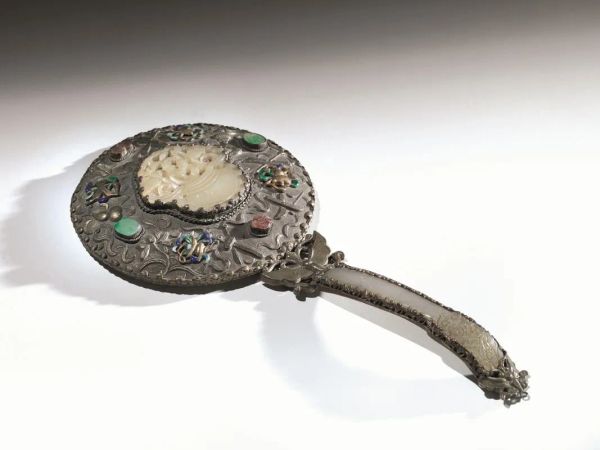 Specchio Cina sec. XX, in smalto, giada e pietre dure, lung. cm 27