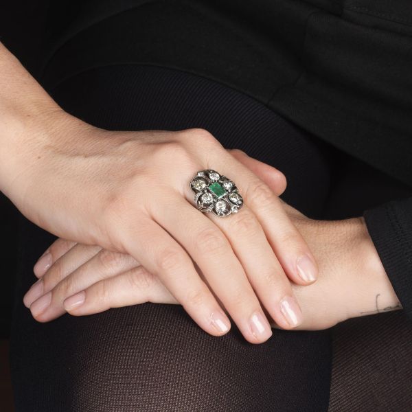 BUCCELLATI ANELLO CON SMERALDO E DIAMANTI