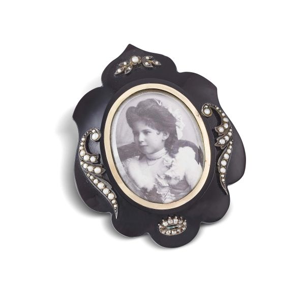 BIG PHOTO FRAME BROOCH IN 9KT GOLD SILVER AND ONYX