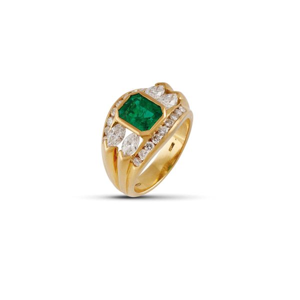 



EMERALD AND DIAMOND RING IN 18KT YELLOW GOLD