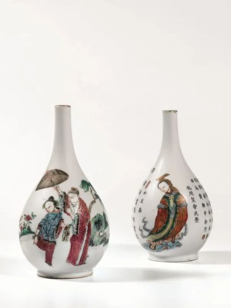  Due vasetti Cina periodo repubblicano , a forma di bottiglia in porcellana decorati a figure e con scritte alt. cm 15