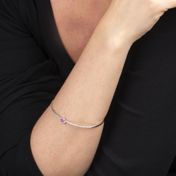 BRACCIALE RIGIDO CON ZAFFIRO ROSA A FORMA DI CUORE