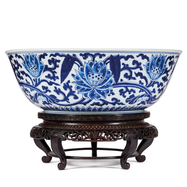 LARGE BLUE AND WHITE PORCELAIN BOWL, CHINA, QING DYNASTY, 18TH CENTURY