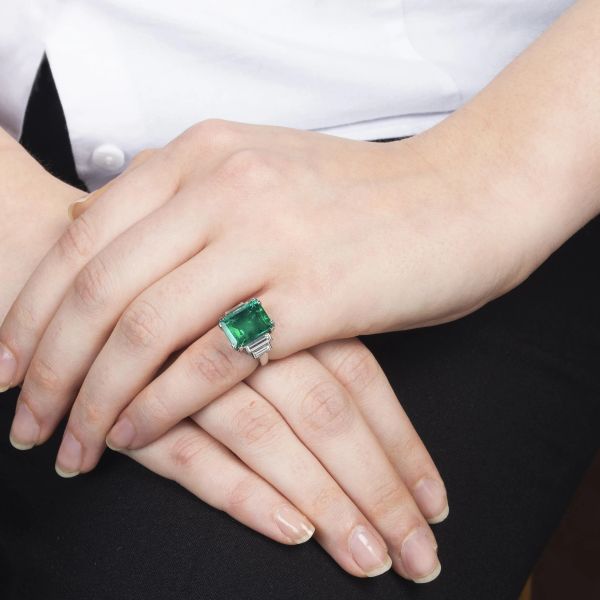 BULGARI ANELLO CON SMERALDO COLOMBIANO E DIAMANTI