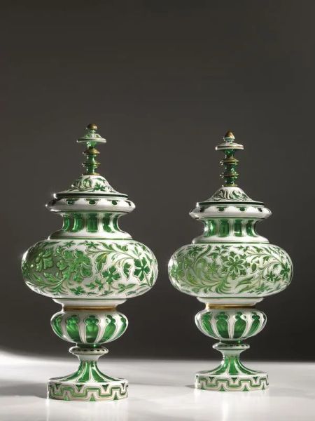  Coppia di vasi a potiche, Neuwelt - Boemia, 1860 circa,  in vetro doppio color bianco e verde tagliato a volute   vegetali e motivi a trifoglio, alt. cm 52 (2)   