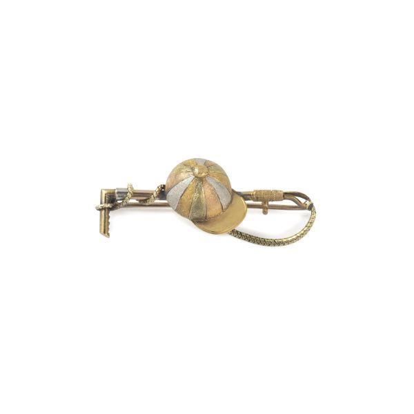 



JOCKEY CAP-SHAPED BROOCH IN LOW TITLE THREE TONE LOW TITLE GOLD