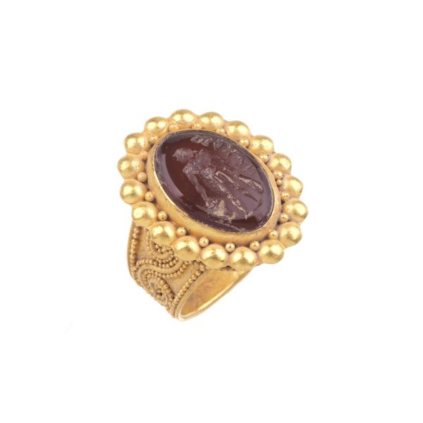 ANELLO STILE ARCHEOLOGICO CON PIETRA DURA