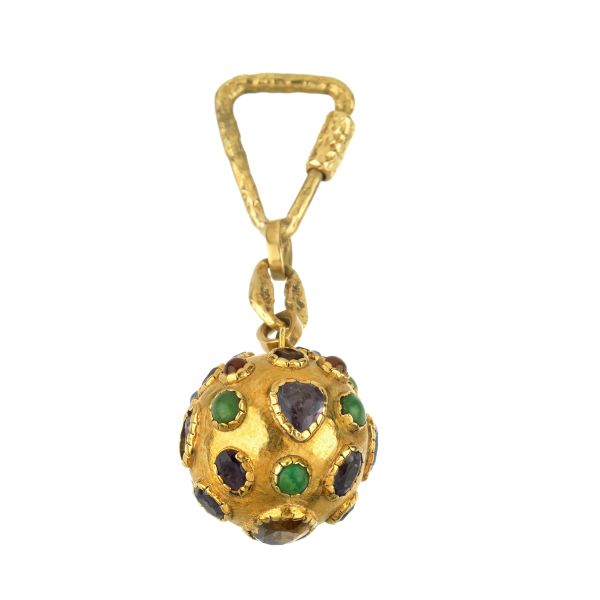 



MULTI GEM BALL SHAPED KEYCHAIN IN 18KT YELLOW GOLD 